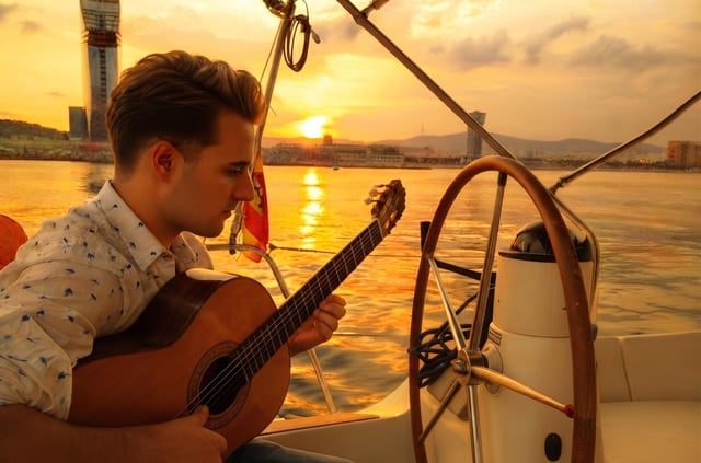 Barcelona: paseo en velero al atardecer con guitarra en directo, tapas y barra libre