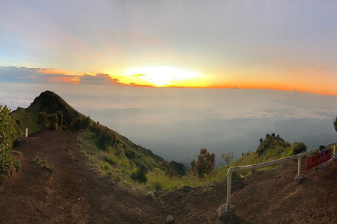 Circuit de 2 jours à Borobudur avec camping et randonnée à MerbabuCircuit de 2 jours à Borobudur avec camping et randonnée au Merbabu