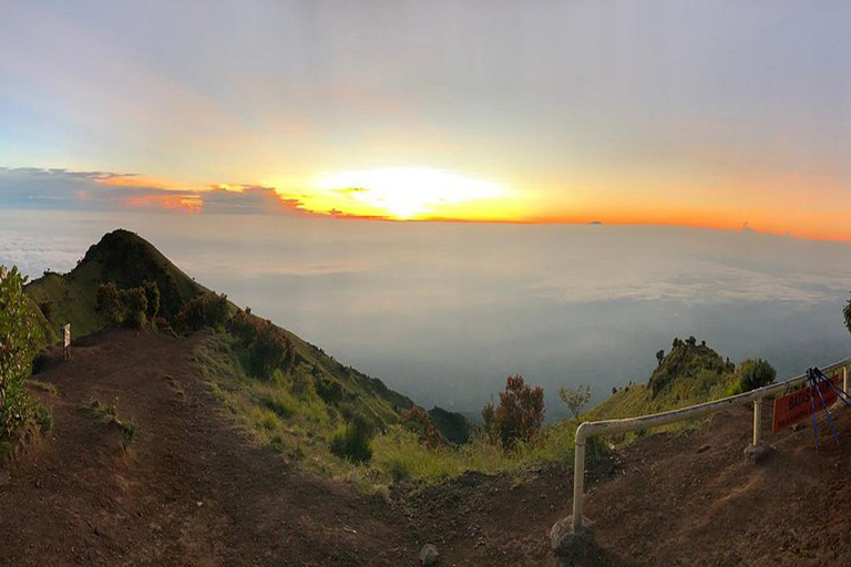 Circuit de 2 jours à Borobudur avec camping et randonnée à MerbabuCircuit de 2 jours à Borobudur avec camping et randonnée au Merbabu