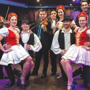 Budapest: Crociera con cena e spettacolo di operetta e folklore
