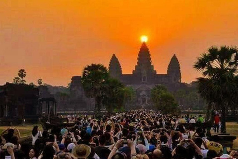 Wschód słońca w Angkor Wat, słynnym miejscu światowego dziedzictwa w Kambodży