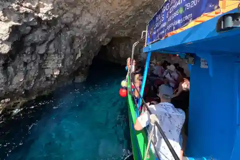 Comino: passeio particular de barco com atividades de mergulho com snorkel e cavernas