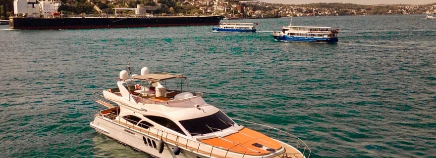 Istanbul : Visite privée du Bosphore sur un yacht de luxe avec transfert