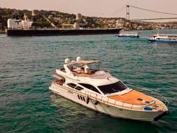 Istanbul: Tour privato del Bosforo su uno yacht di lusso con trasferimento