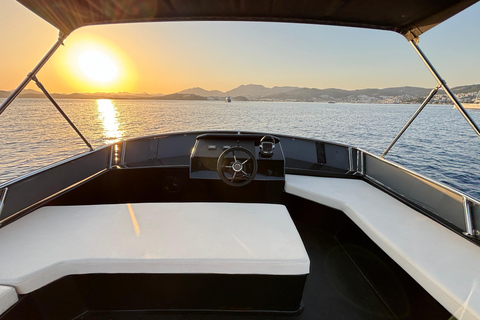 Tour en barco por Bodrum: Excursión al atardecer en Bodrum con Jet Black Yacht