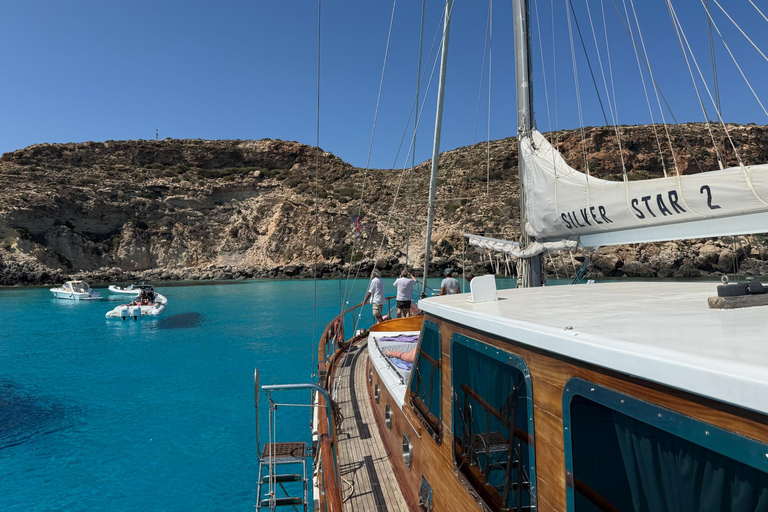 Lampedusa: Elegante tour in barca di un giorno con pranzo a bordoTour condiviso