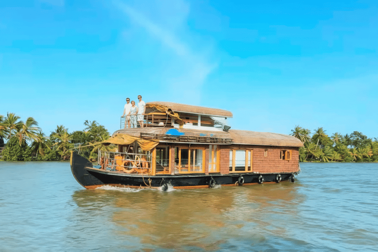 4 Days Kerala Tour:Athirappilly, Munnar & Alleppey Houseboat