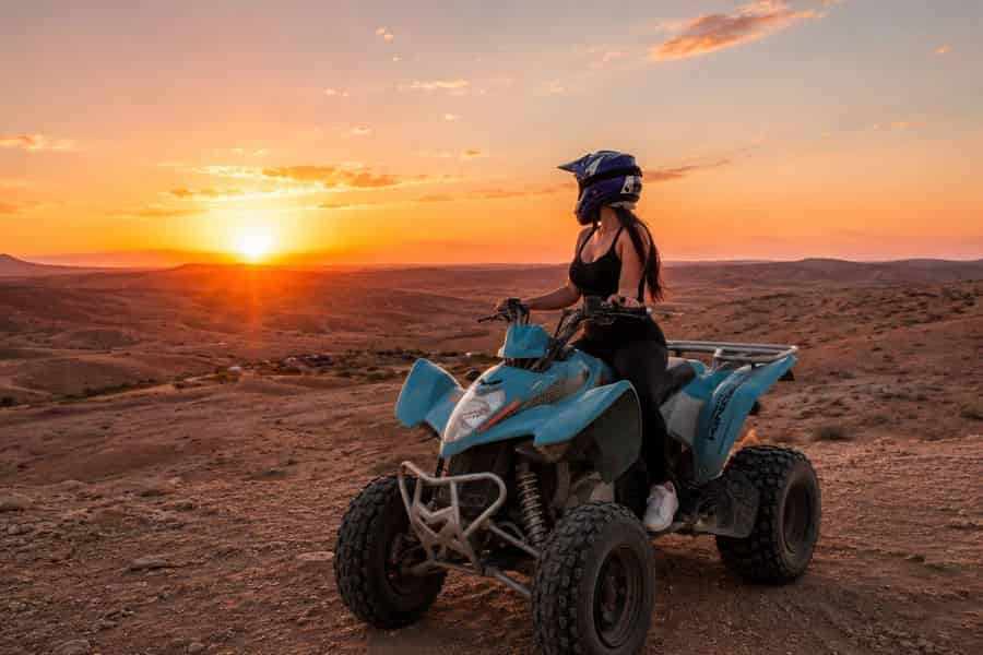 Agafay – Abenteuer zum Sonnenuntergang: Quad, Kamel, Abendessen und Show. Foto: GetYourGuide Agafay – Abenteuer zum Sonnenuntergang: Quad, Kamel, Abendessen und Show. Foto: GetYourGuide