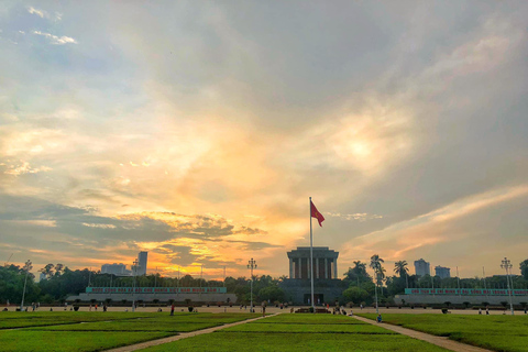 Hanoi: Hoogtepunten tour bij zonsondergang met Ao Dai-kostuumHanoi: Hoogtepunten tour bij zonsondergang met Ao Dai per motorfiets