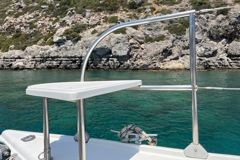 Rhodos: Dagtocht met catamaran met eten en drinkenRhodos: Catamaran cruise van een hele dag met eten en drinken