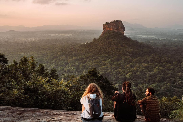 Colombo: tour di 2 giorni a Sigiriya, Dambulla e Minneriya