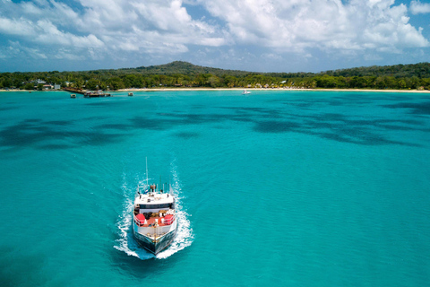 Isla Mujeres: Catamaran cruise met open bar, snorkelen en lunchIslas Mujeres: Catamaran cruise met open bar