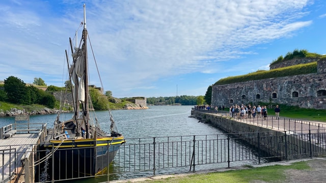 Suomenlinna tour in French with Doro