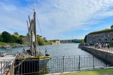 Suomenlinna tour in French with Doro