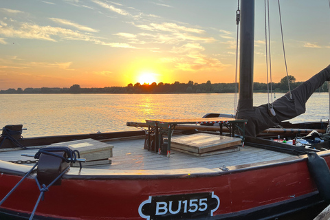 Spakenburg: Zonsondergang boottocht op een authentieke vissersbootSpakenburg: Boottocht bij zonsondergang op een authentieke vissersboot