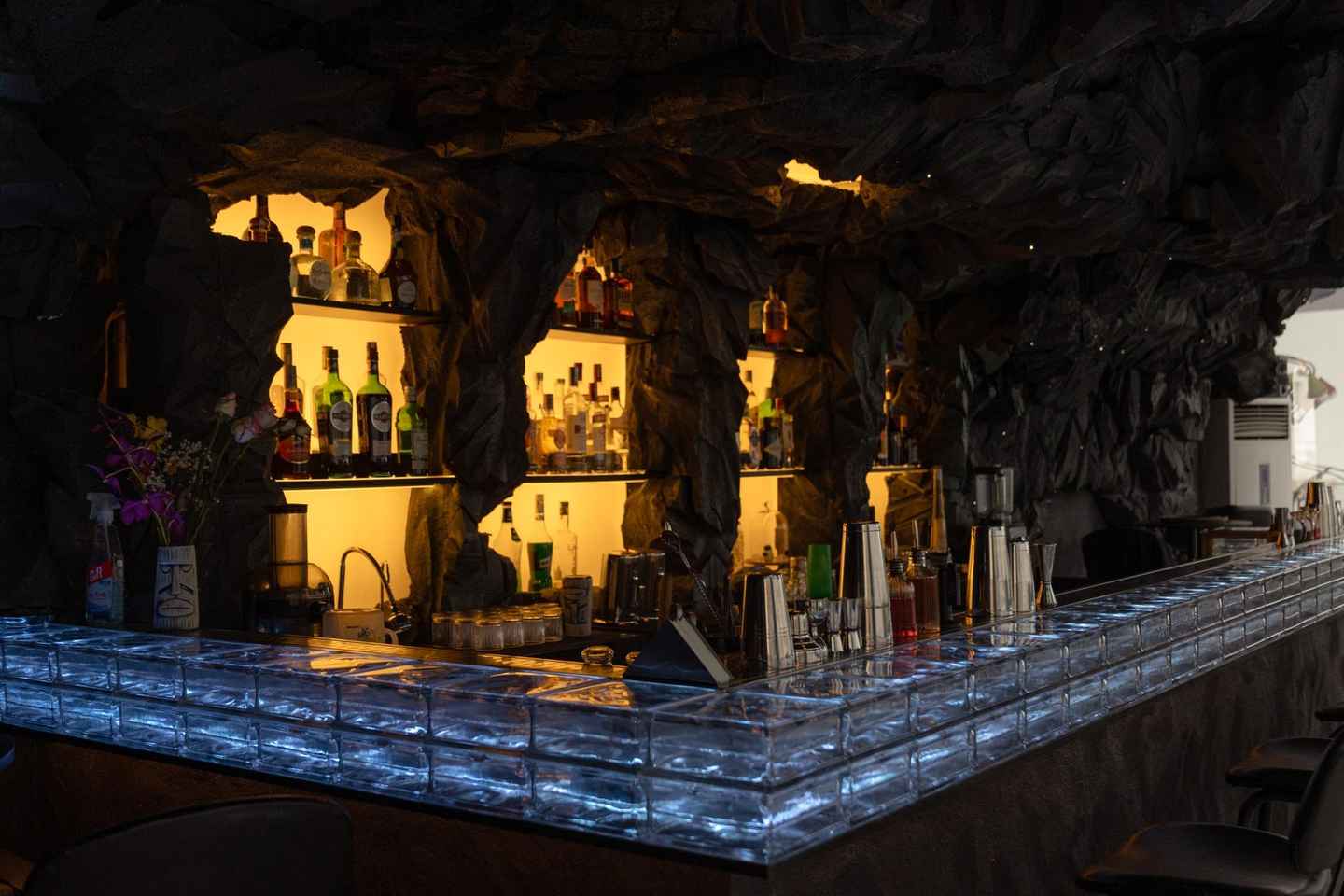 Nha Trang: Nightlife Tour with Secret Bars and Night Market