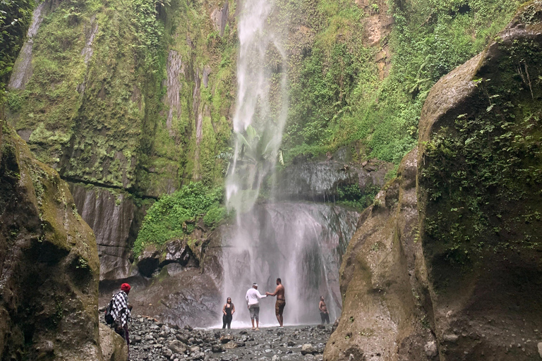 Mount Meru Arusha: Napuru vattenfall vandring av Kingstone Asilia