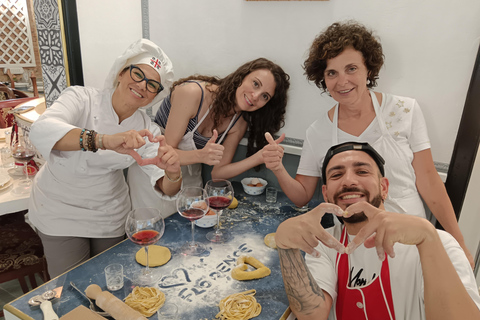 佛罗伦萨：意面制作课程，含晚餐、葡萄酒和... 唱歌！佛罗伦萨：意面制作课程，含晚餐、葡萄酒...还有歌唱！