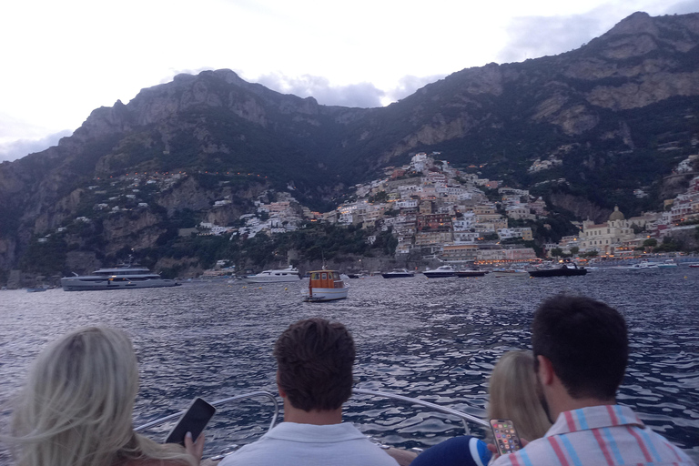 Experiencia en barco al atardecer en Positano