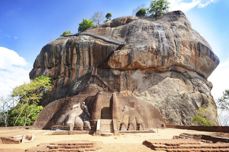 Colombo: Sigiriya Lion Rock & Dambulla Cave Tour with Lunch