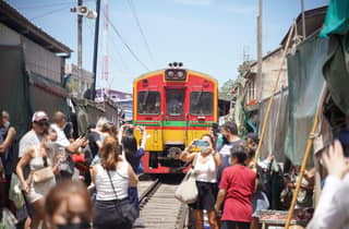 Bangkok: Premium-Tour zu Maeklong & Schwimmendem Markt (9 Personen)