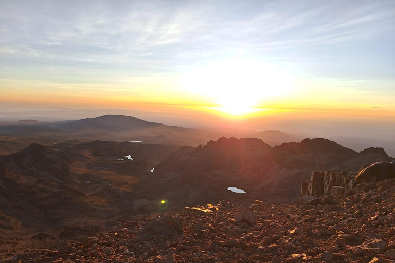 Conquiste o Monte QuêniaTravessia de 4 dias de Chogoria a Sirimon