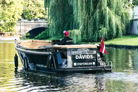 Riga: Öffentliche Kanal- und Flussfahrt mit Begrüßungsgetränk