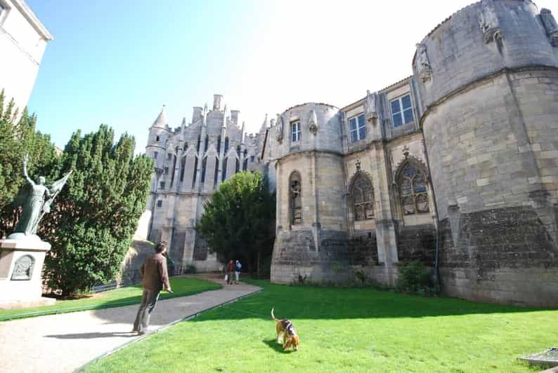 Poitiers: Tour a pie de Leonor de Aquitania