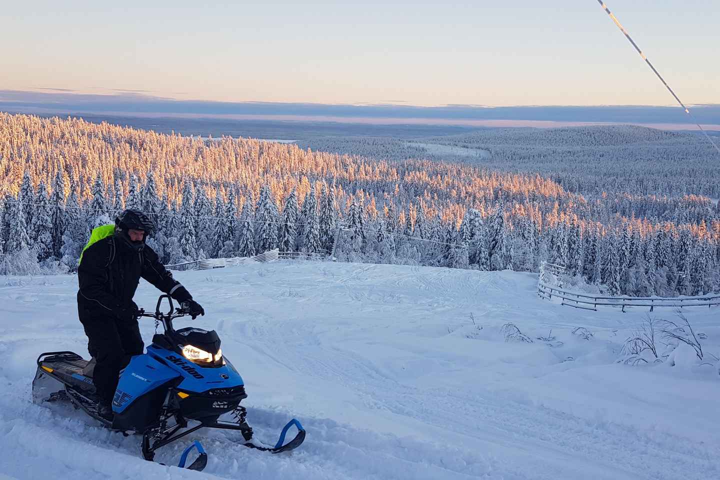 Arvidsjaur: 2-hour snowmobile tour in Swedish Lapland