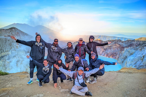 Banyuwangi: Ijen Volcano Blue Fire Private Night Tour