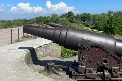 Private UNESCO Suomenlinna Tour: Fortress & Sea landscapes