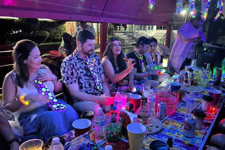 Mexico : Fête nocturne au néon à Xochimilco dans un bateau traditionnelXochimilco : Fête de nuit au néon