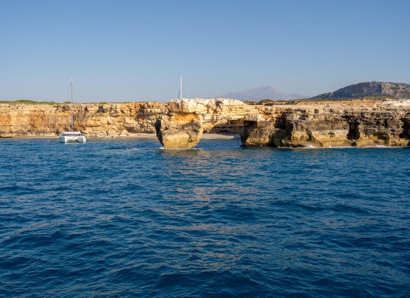Rethymno: Katamaransejltur ved solnedgang – sushi og fri bar