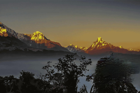 Sonnenaufgang: Atemberaubende Aussicht auf die Fishtail- und Annapurna-Gipfel