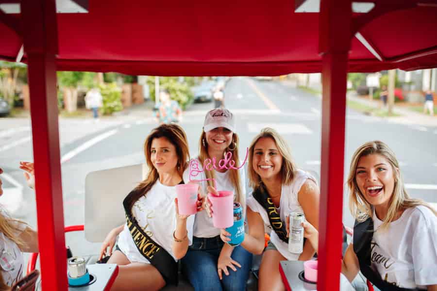 Trolley Pub Party Fahrrad durch St. Pete mit Bar+Mural Stops. Foto: GetYourGuide