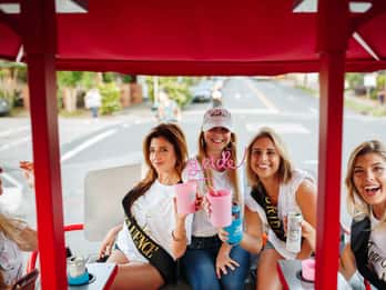 Trolley Pub Party Traversez St. Pete à vélo avec des arrêts Bar+Mural