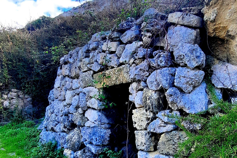 Gozo svelato: Tour guidato di escursionismo con bouldering