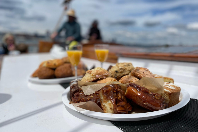 Boston: Pasticcini e Prosecco della domenica sul porto di Boston