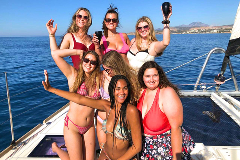 Puerto viejo de La Canea: crucero de lujo en catamarán al atardecer con vinoCrucero privado de lujo en catamarán al atardecer con vino