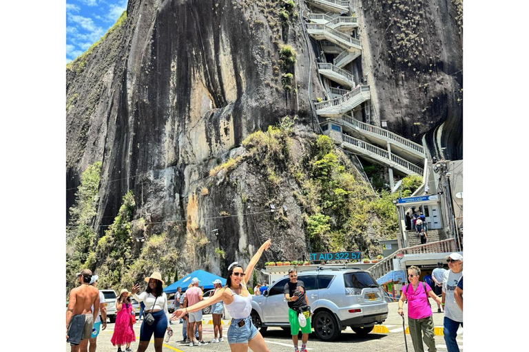 Tour semi-privado: Descobre o encanto de GuatapeDescobre o encanto de Guatape