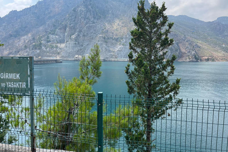Alanya: tour en barco por el Cañón Verde con almuerzo y refrescos