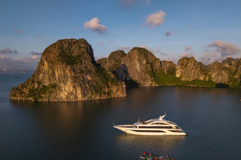 Halong Bay: Leona Dinner Cruise with Fireworks Show