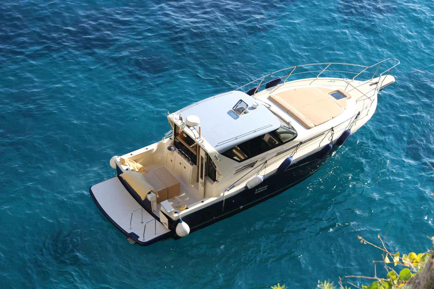 Capri: tour privato di mezza giornata in yacht