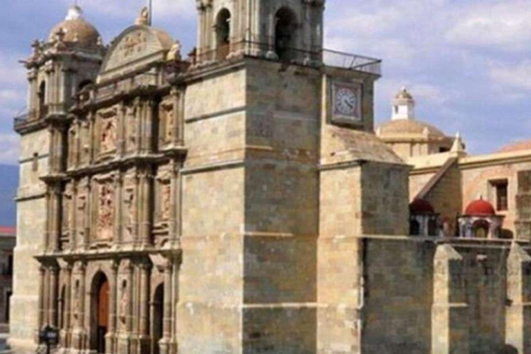 Oaxaca: Private Stadtführung mit lokalem Essensbuffet