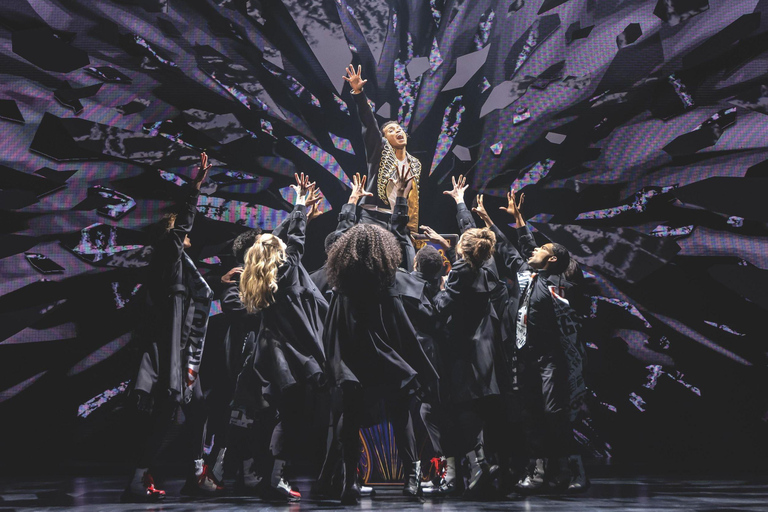Hamburg: MJ – THE MICHAEL JACKSON MUSICAL & Boat Transfer