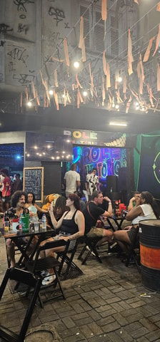 Rio: The madness is here. Fun pub crawl in Lapa
