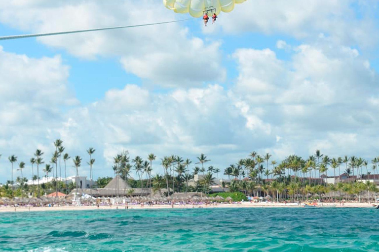 Parasailing-Abenteuer über den Stränden von Punta Cana