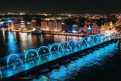 Willemstad: Punda Vibes night tour & Shopping experience