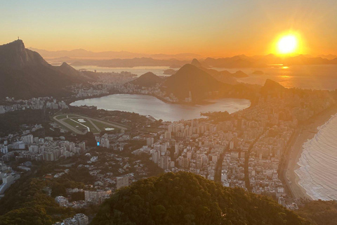 Rio de Janeiro: Två bröder vandrar i soluppgången i Vidigal