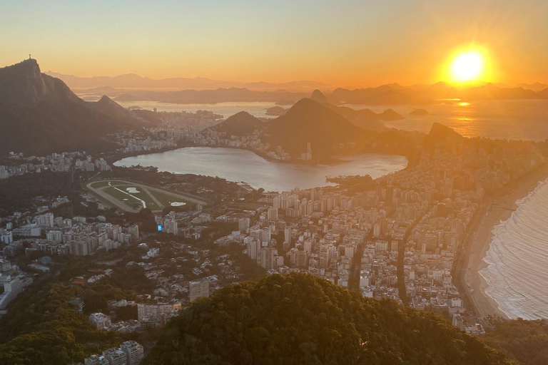 Rio de Janeiro: Två bröder vandrar i soluppgången i Vidigal